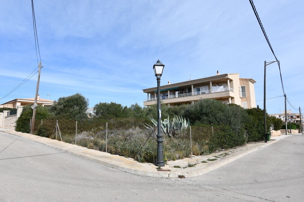  - Bonito solar urbano con vistas al mar en Cala Figuera